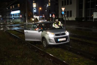 Stuttgart Vahingen: PKW landet in Gleisbett